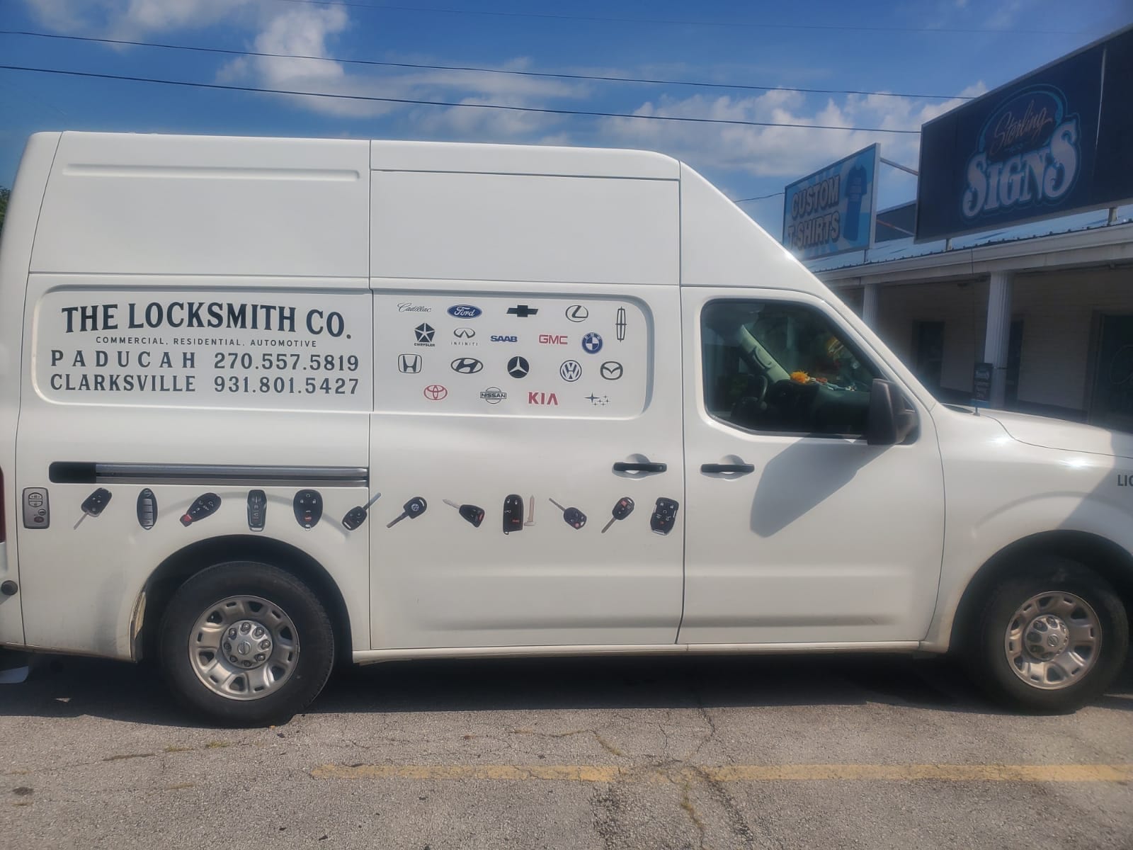 Mobile Locksmith with 24/7 Emergency Service, Damage-Free Lockout Service, Lost Key and Smart Key Replacement and Duplication.